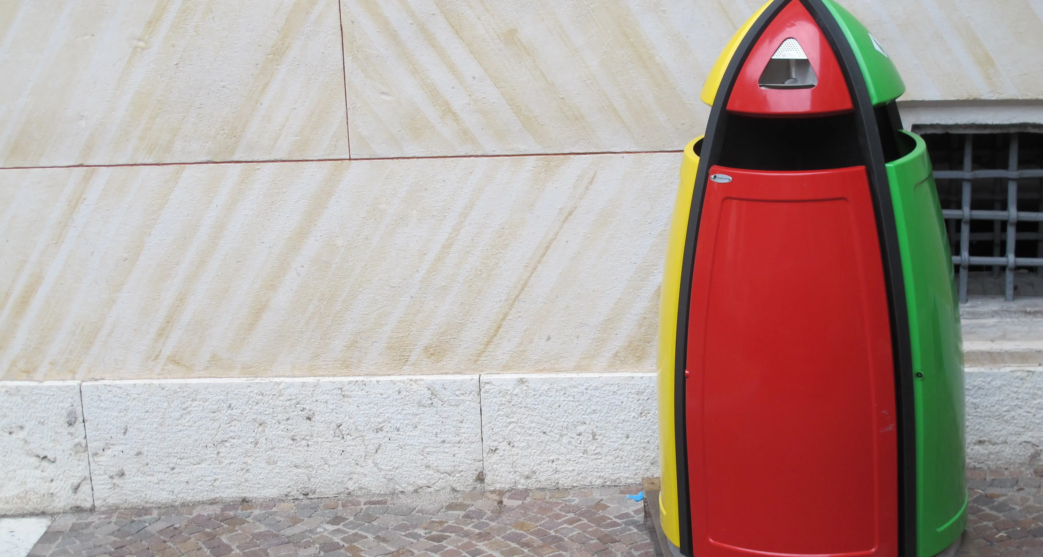 Rovereto, i nuovi cestini colorati in città