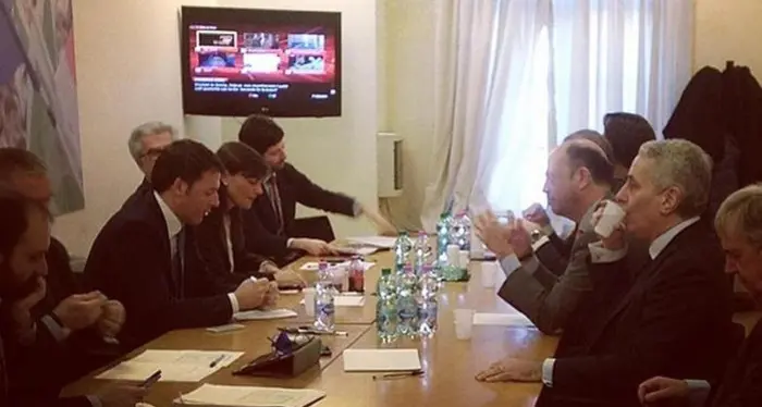 Renzi ai suoi: \"Berlusconi non vuole un Pd al Colle\"
