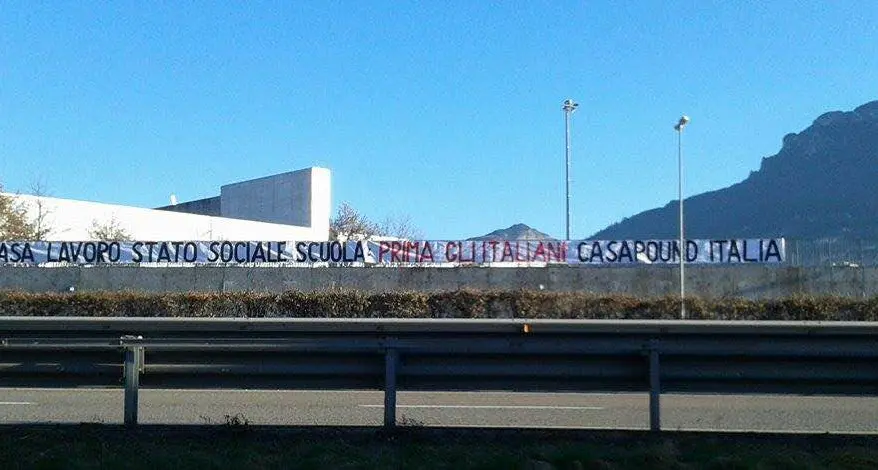 Striscione CasaPound al PalaTrento: \"Prima gli italiani\"