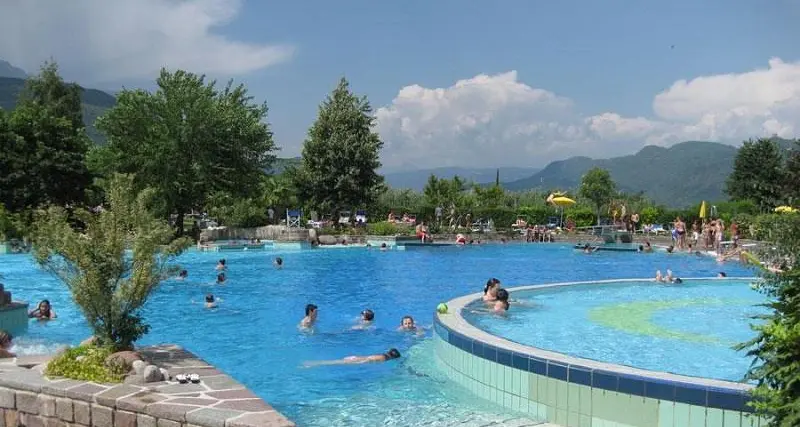 Per chi ha la tessera Family 12 lidi e piscine a metà prezzo in estate in Alto Adige