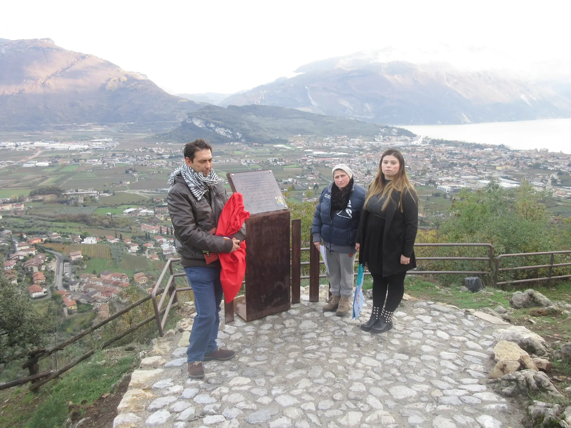 Alba Chiara Baroni deposizione stele al Grom di Tenno 24 novembre 2018 (foto Davide Pivetti)