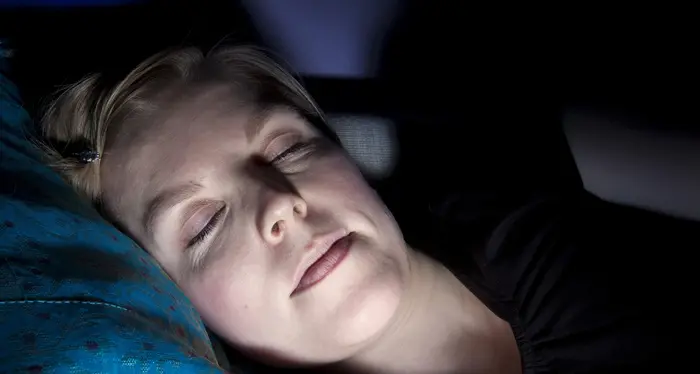 Dormire davanti alla televisione fa aumentare l'obesità e le malattie metaboliche