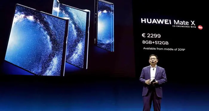 Huawei rinvia lo smartphone pieghevole