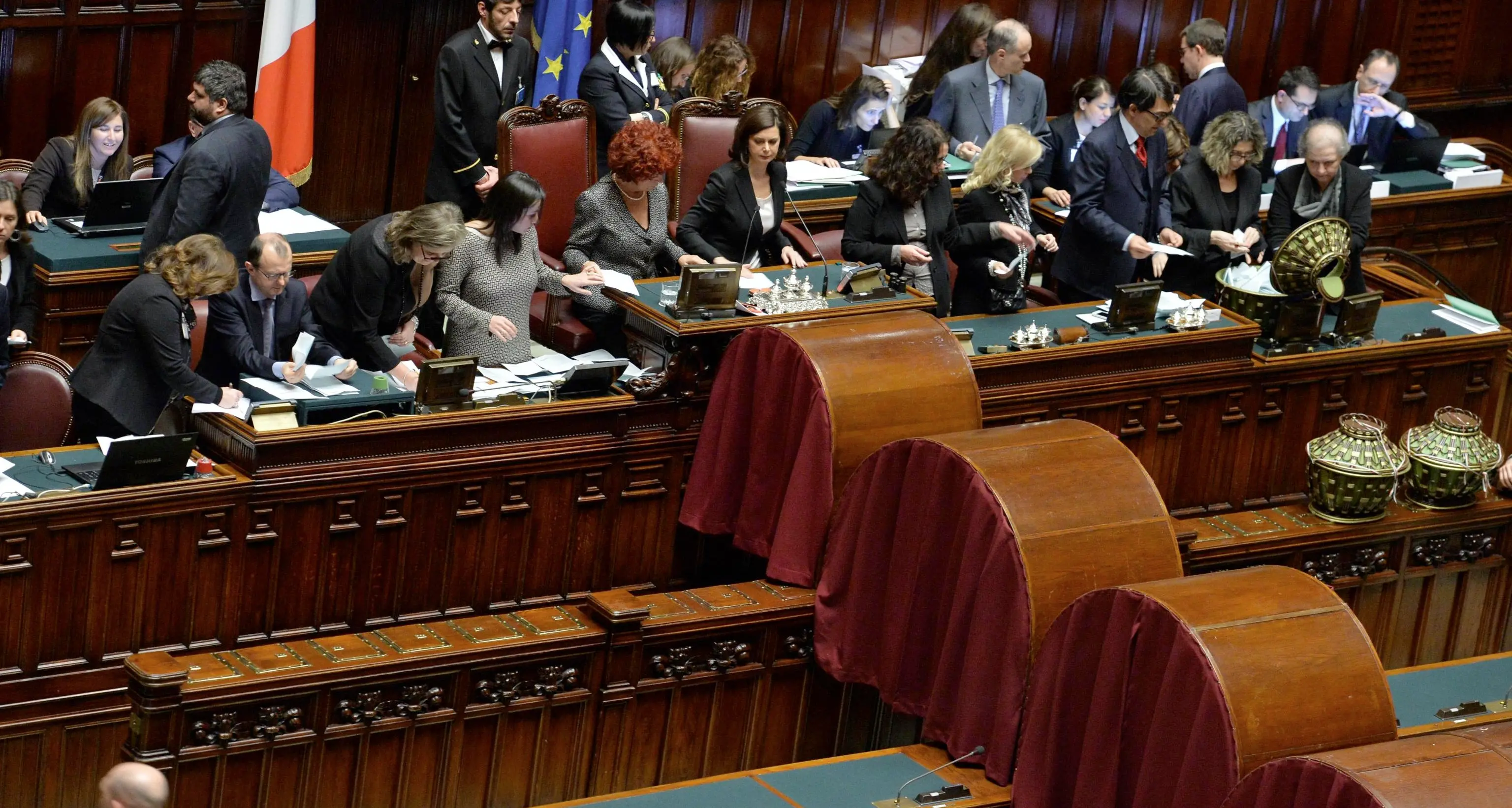Quirinale, in corso la prima votazione Il Pd ufficializza Mattarella, Forza Italia non ci sta