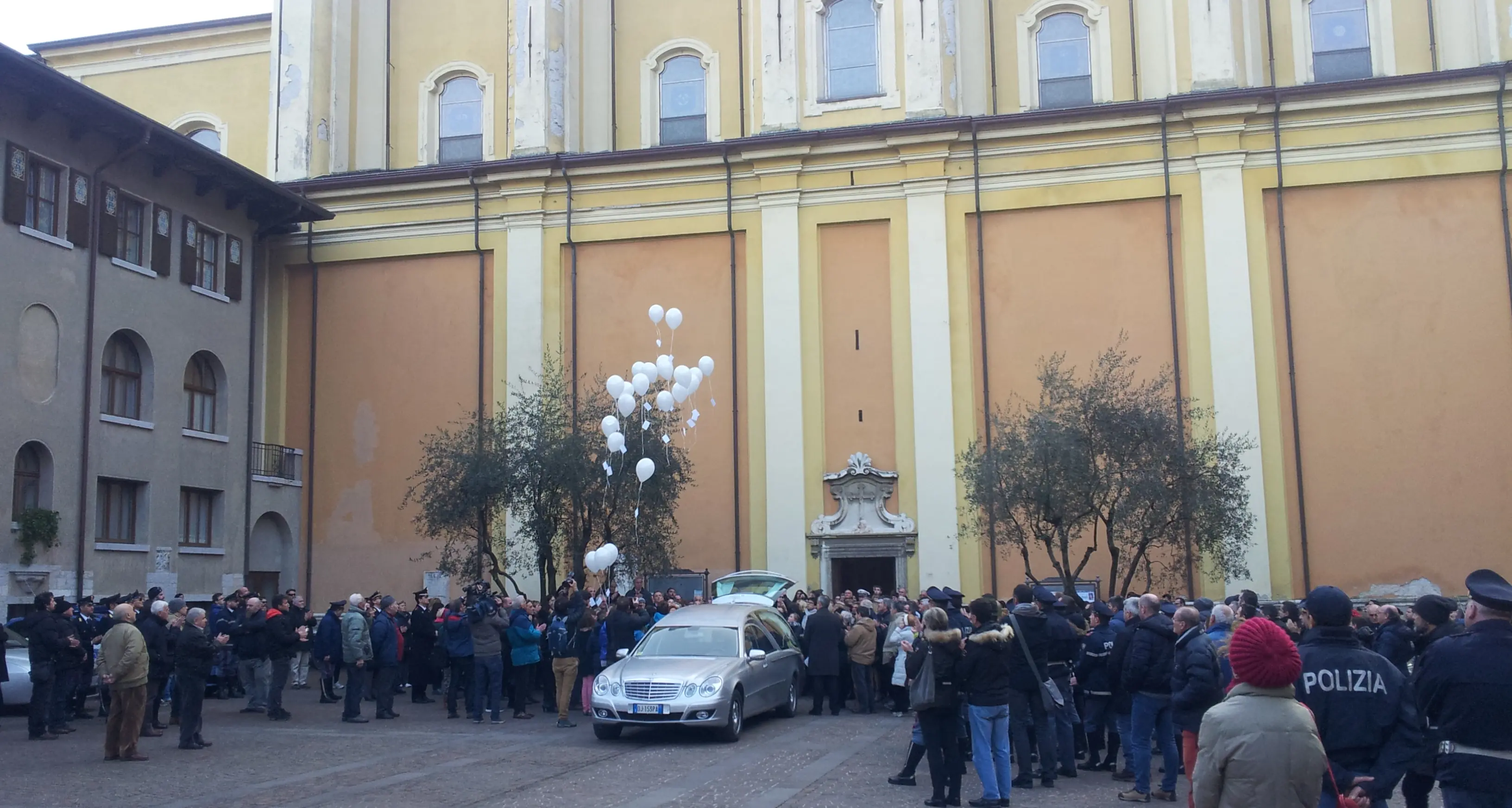 Riva, la città commossa saluta con le lacrime la piccola Stella