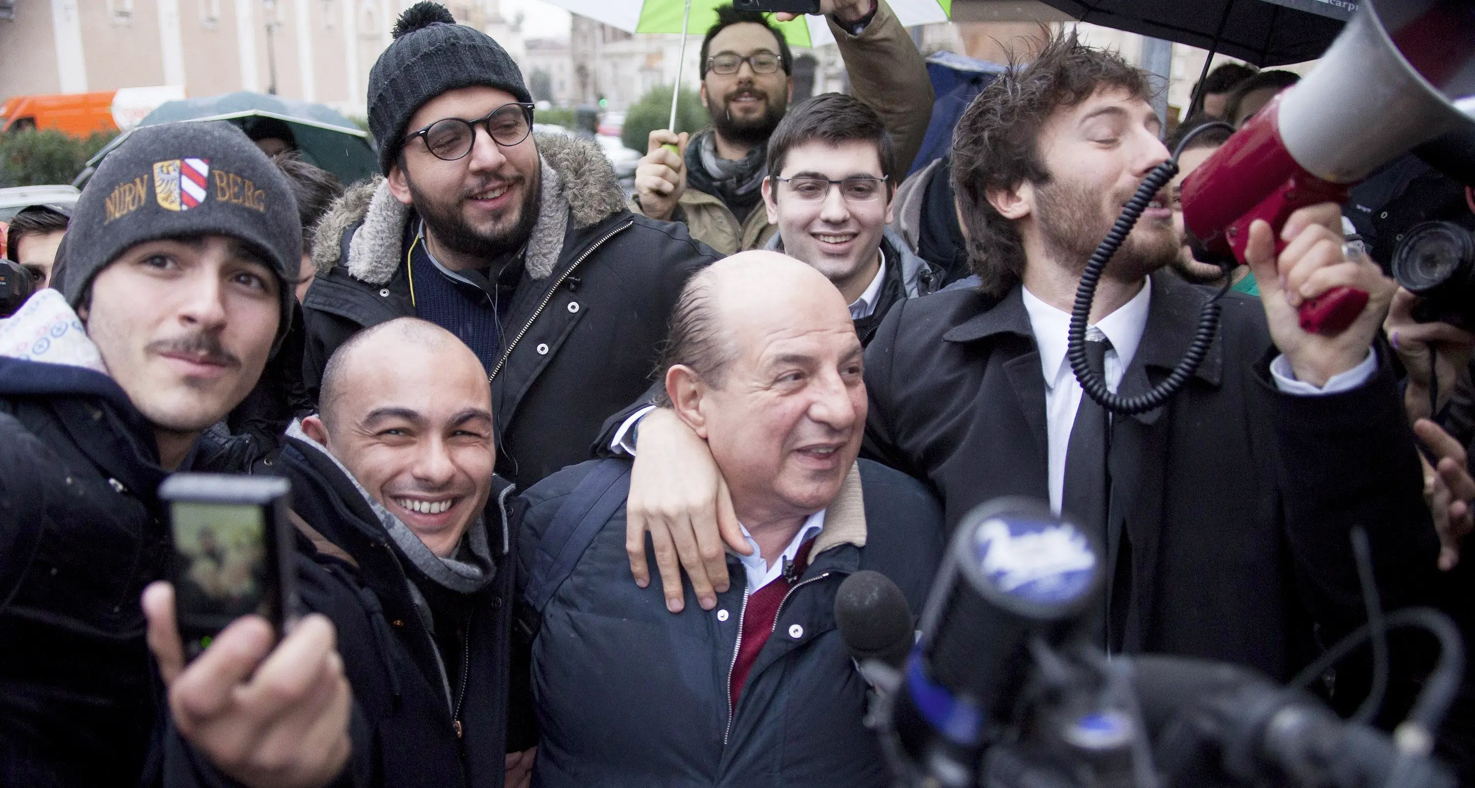 Flash mob per il candidato Magalli, lui passa e ci scherza su