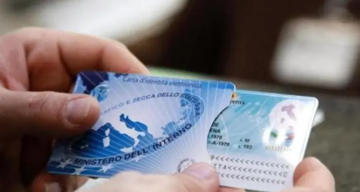 Tribunale: il Comune non può negare la carta d'identità a un bimbo che ha due madri