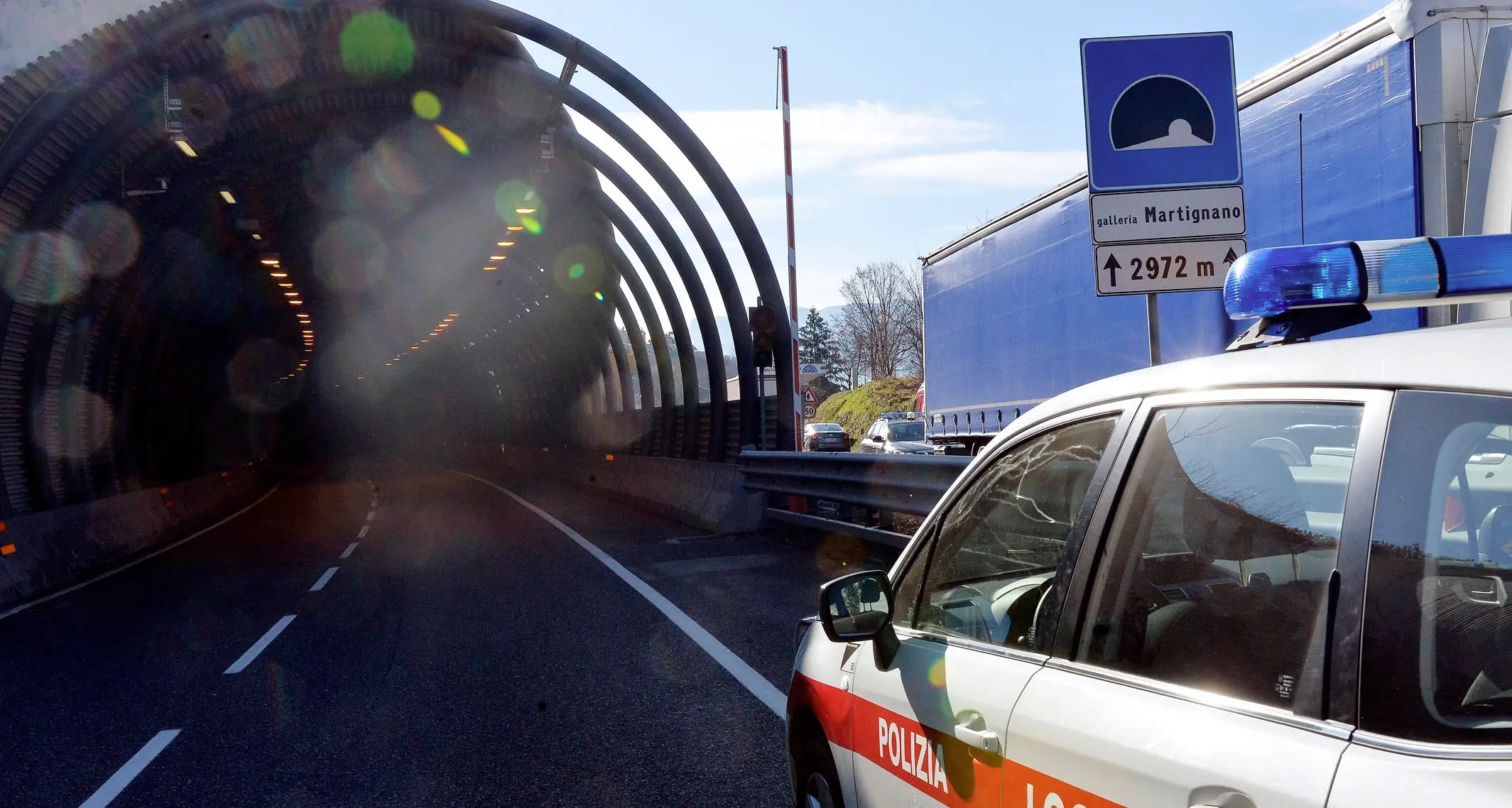 Si ribalta con l'auto all'imbocco del tunnel Martignano, ferito un ragazzo di vent'anni