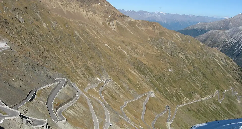 Sgombrati la neve e i detriti apre il passo dello Stelvio