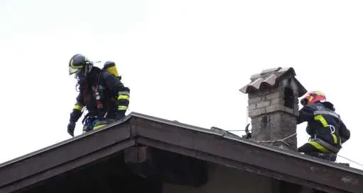 Incendi, la Protezione Civile: isolate le canne fumarie e i camini