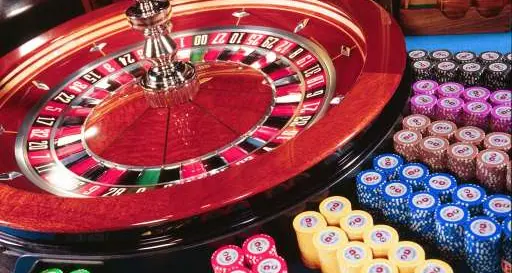 Abbandonano il figlio di 18 mesi in auto per andare al casinò