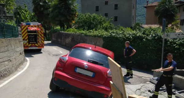 L’auto resta sospesa in bilico tra due strade