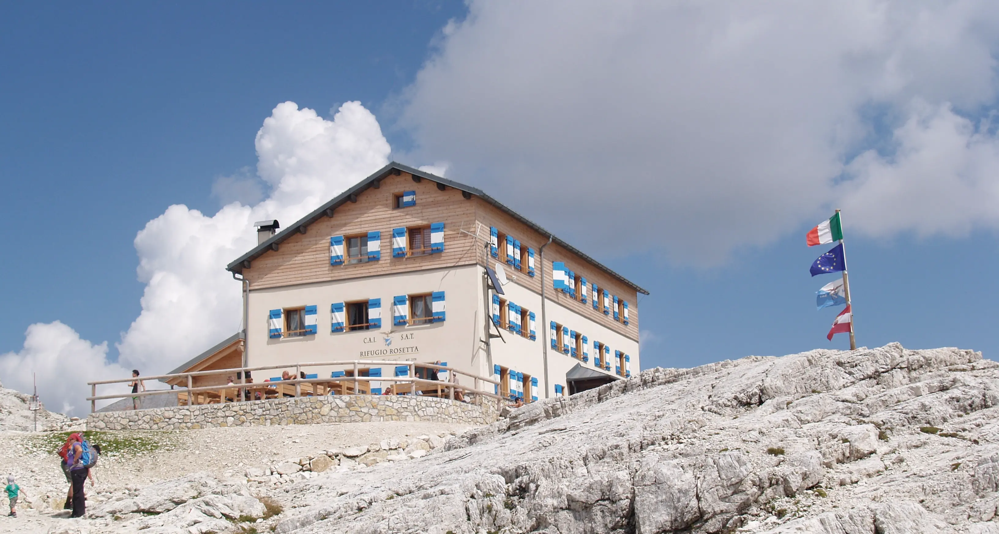 Dopo tanta neve si apre la stagione dei rifugi Tutto pronto, ma attenzione allo stato dei sentieri