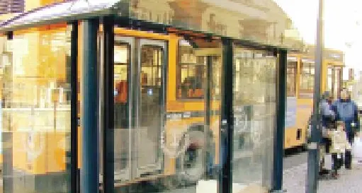 Le pensiline degli autobus piene di scritte e manifesti: appalto comunale per ripulirle