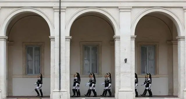 Napolitano saluta i corazzieri, dimissioni attese per domani