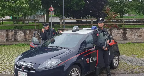 \"Assedia\" la caserma dei carabinieri Era ubriaco: finisce in cella