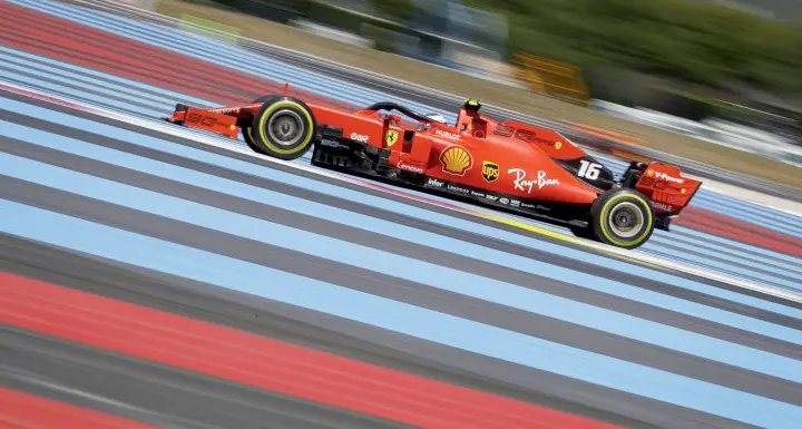 Francia, prima fila Mercedes Leclerc terzo, Vettel solo 7°