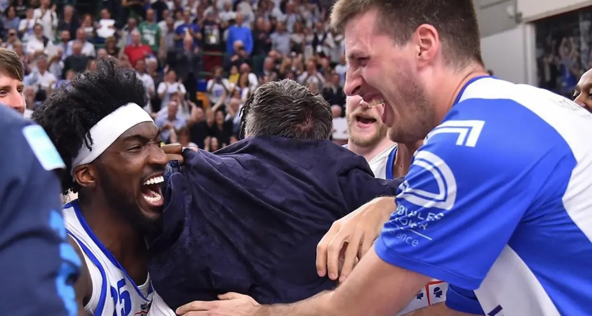 Sassari e il Poz volano in finale Milano schiantata all'overtime