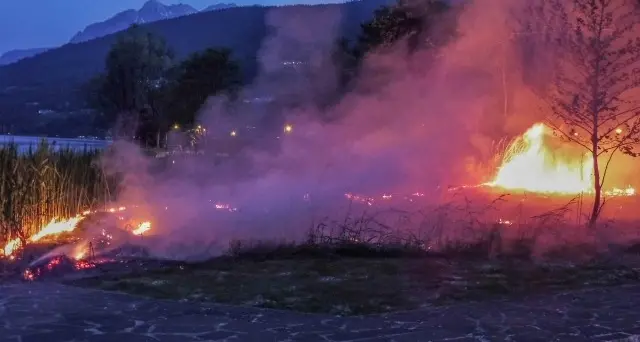 Allarme incendio sul lago Canneto divorato dal fuoco