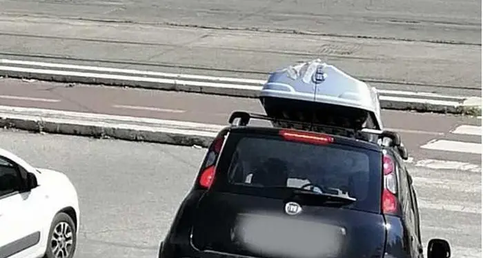 Scende con la Panda una scalinata in centro a Roma