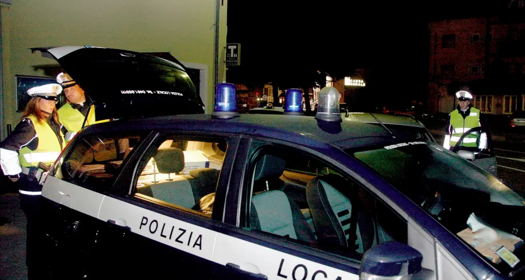 Si scaglia contro gli agenti Bloccato con spray