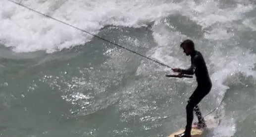 Fa troppo caldo: con il surf nelle acque dell'Isarco