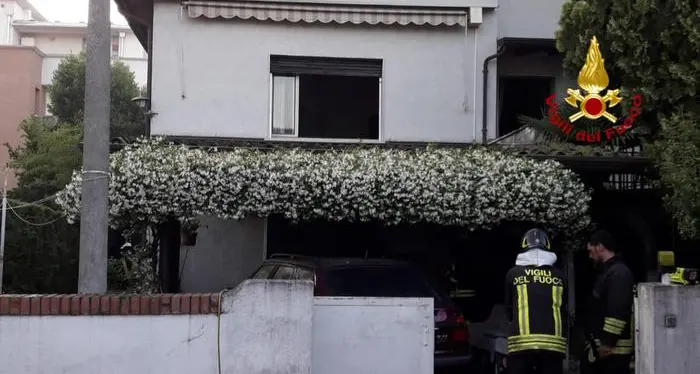 Intrappolati nella casa in fiamme Venezia, muoiono due anziani