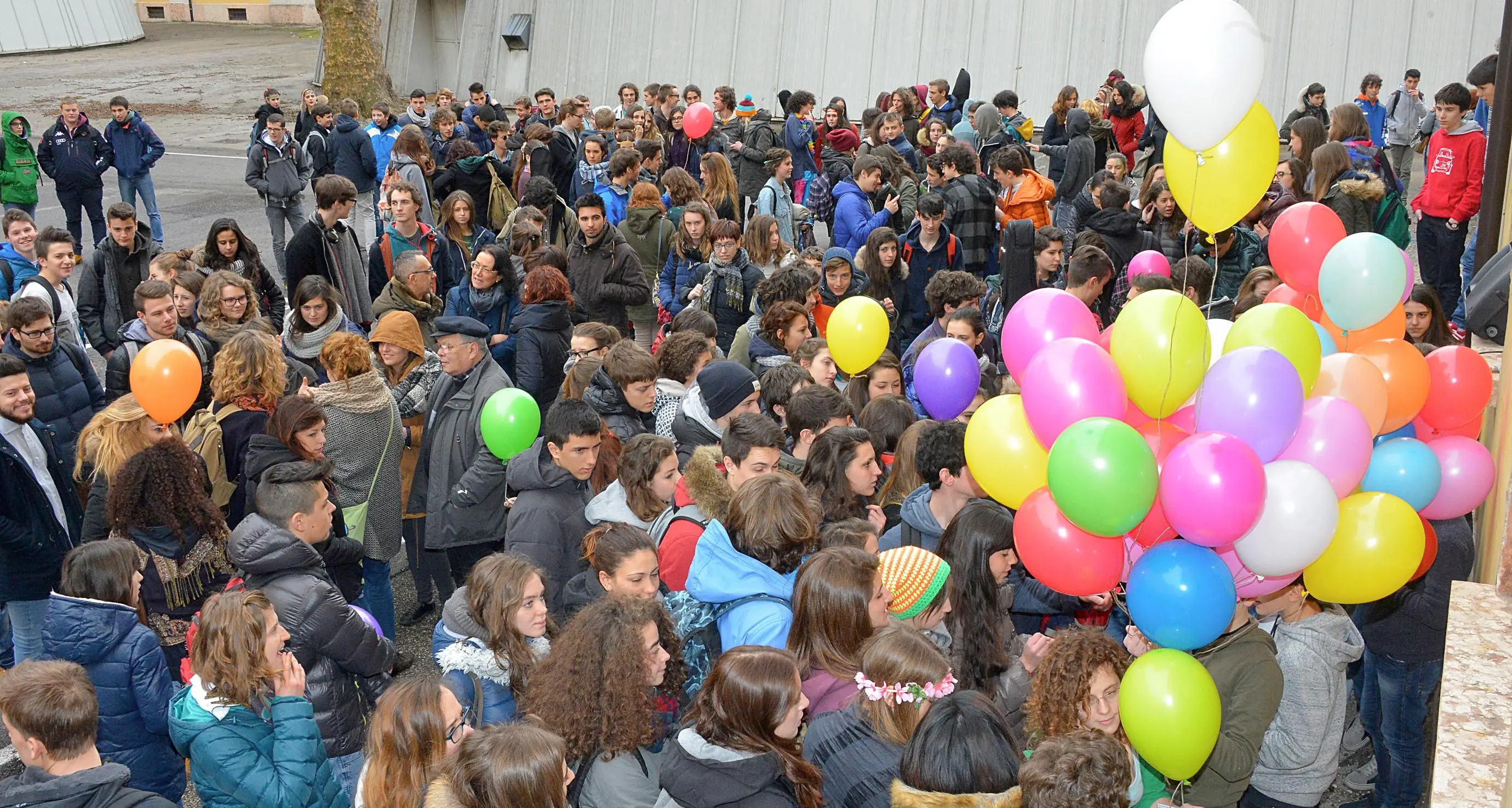 Pensieri e poesie affidati a centinaia di palloncini Così gli studenti del Da Vinci hanno ricordato Chiara Da Rugna