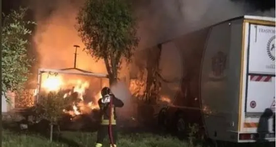 Incendio di un camion di fieno vigile del fuoco ucciso dallo scoppio del portellone