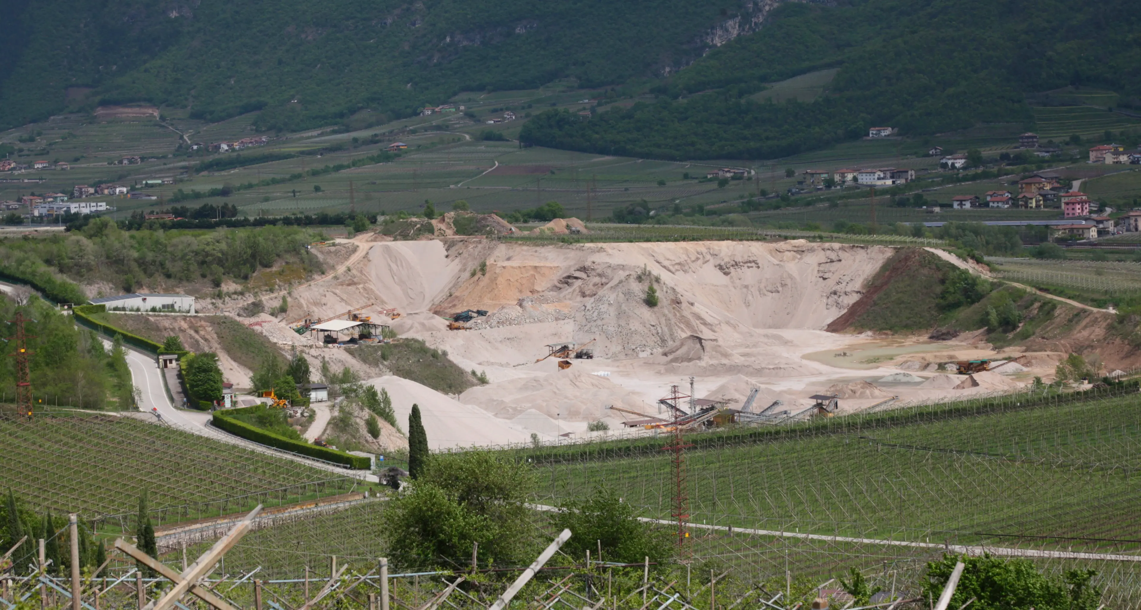 Ala, la gente non vuole la mega-discarica di rifiuti nella ex cava a Pilcante