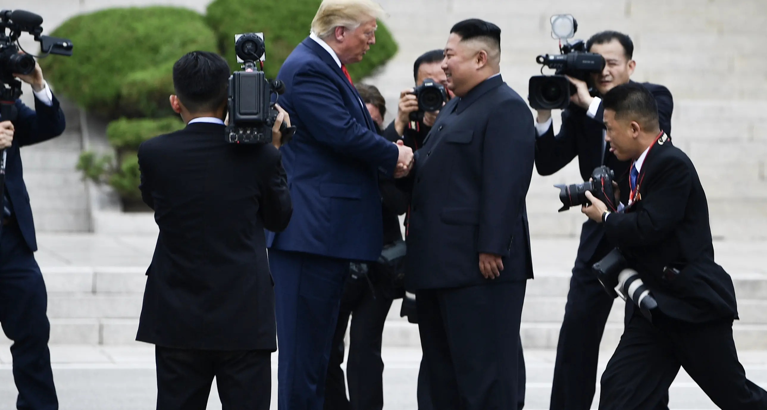 Trump entra in Corea del Nord e incontra Kim Jong-Un