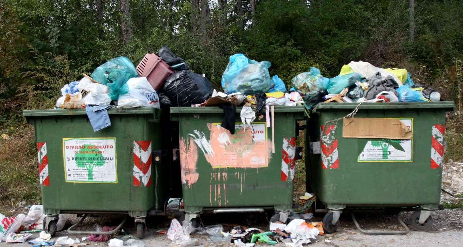 Una rete di due metri e mezzo intorno al campo nomadi per evitare che buttino i rifiuti