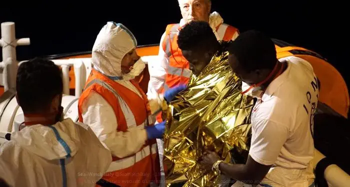 Sea Watch in porto a Lampedusa Sbarcati i quaranta migranti Arrestata la capitana Rackete