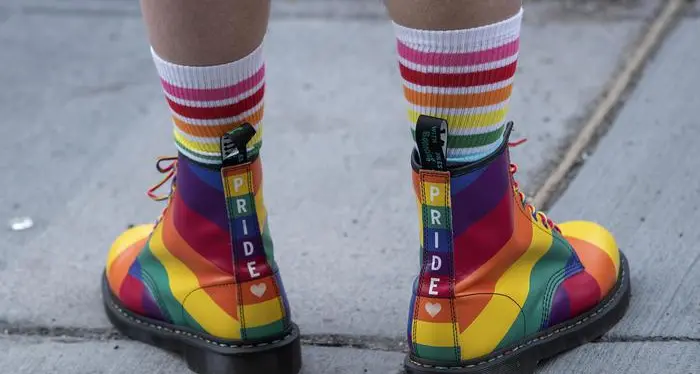 L'arcobaleno \"Pride\" impazza nelle collezioni di moda: dalla protesta al costume