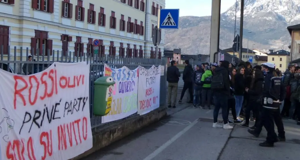 La protesta degli studenti al «Curie» di Pergine «Convegno sulla scuola? No, campagna elettorale»