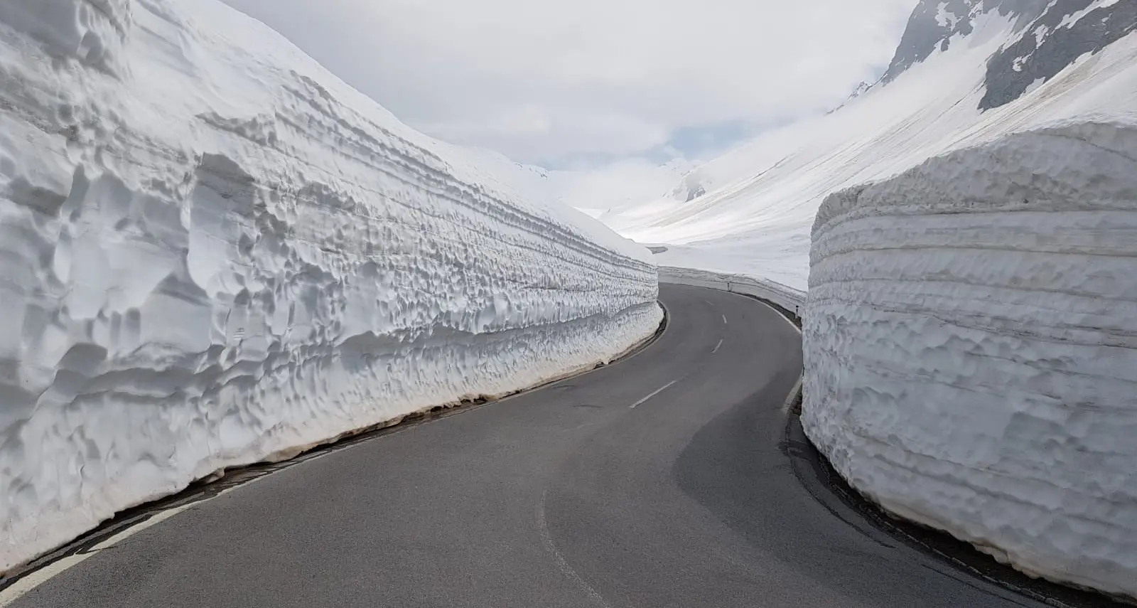 Aperto oggi Passo Rombo ecco le magnifiche foto con i muri di neve