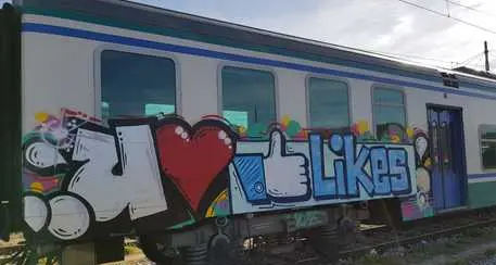 Disegnavano sui vagoni ferroviari Fermati due giovani a Roncafort