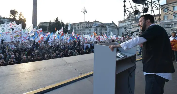Salvini in piazza a Roma con Casapound, contestato dal corteo antirazzista