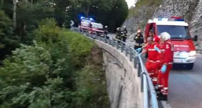Con la moto esce di strada e precipita nella scarpata: un morto a Segonzano