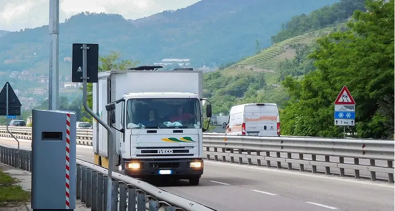 Una multa pesante e i punti sono salvi
