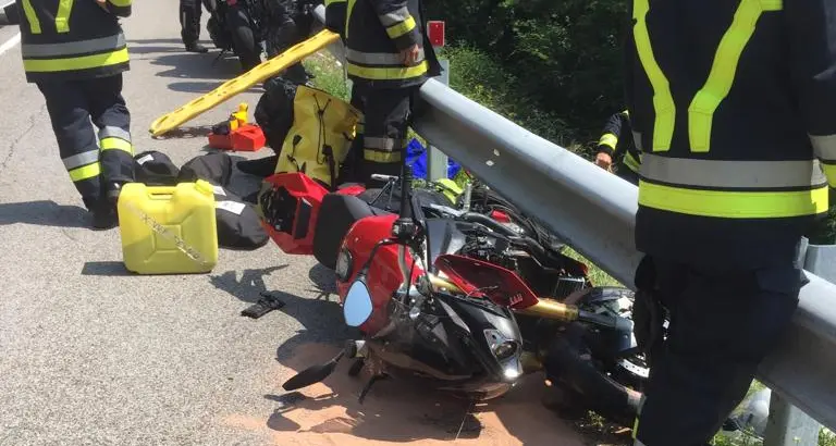 Scontro auto-moto a Pranzo Ferito recuperato nella scarpata
