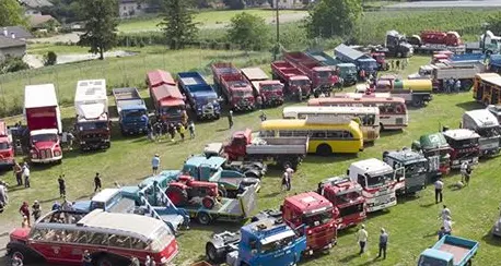 In Valsugana lo spettacolo dal drone di autobus e camion d'epoca