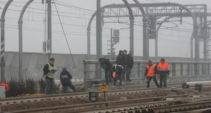 Napoli ragazza travolta e uccisa del treno, ferita l'amica