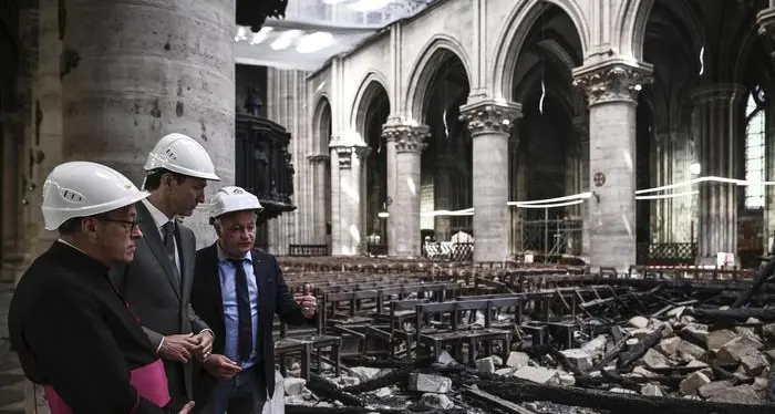 Notre Dame, la prima messa verrà celebrata fra le macerie con l'elmetto da cantiere
