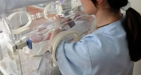 In Trentino nati 4.580 bimbi nel 2014. In calo i parti a Tione e Cavalese