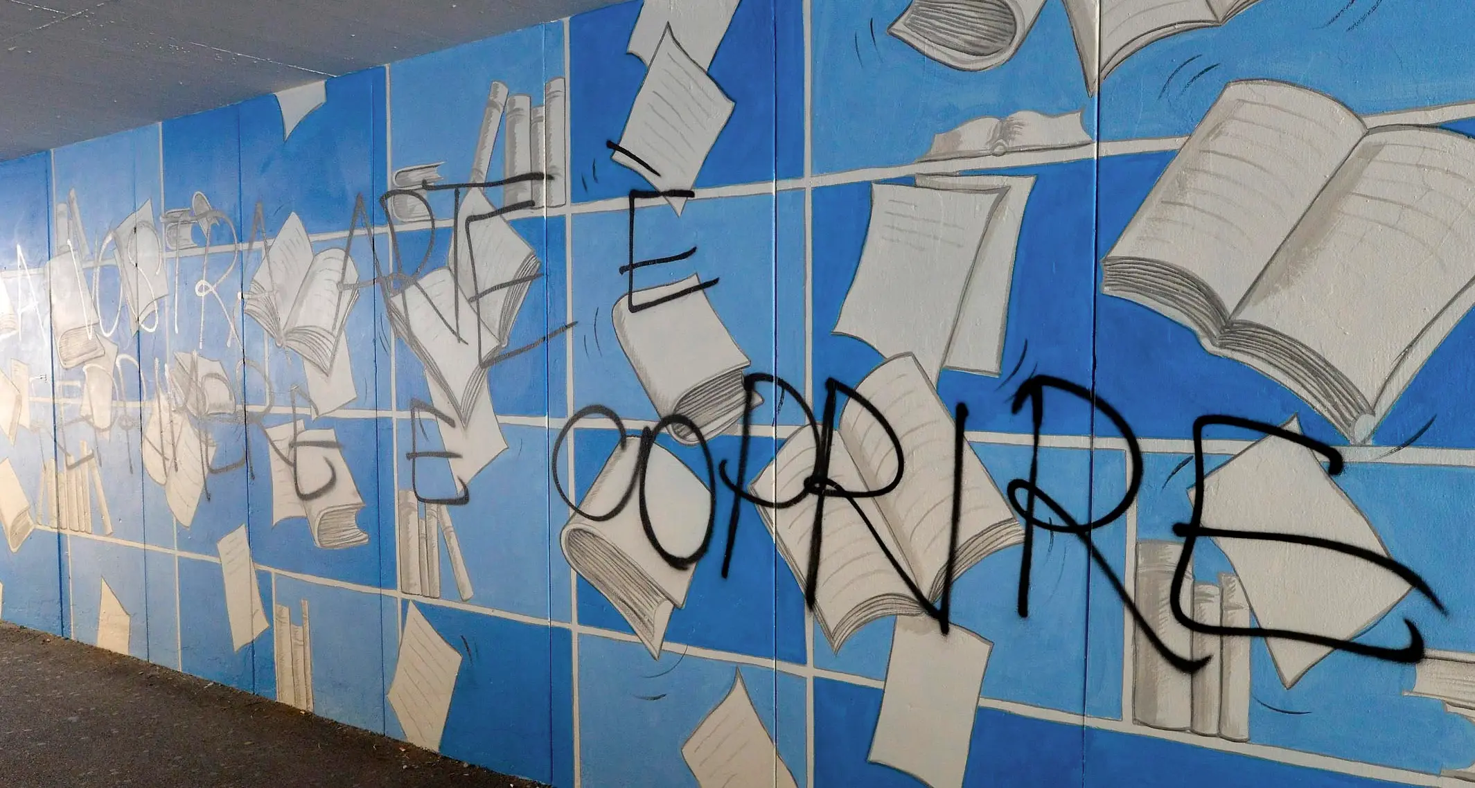 Ancora scritte spray sui murales di via Verdi