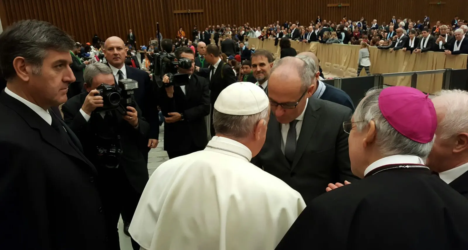 Il papa: a Betlemme il presepe trentino