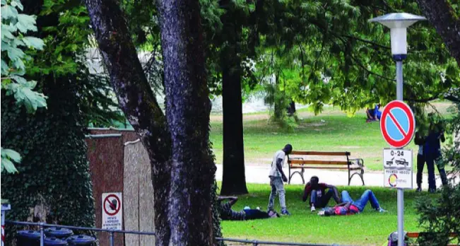 Cerca la figlia tra gli spacciatori Minacciata: «Via o ti spacco la faccia»