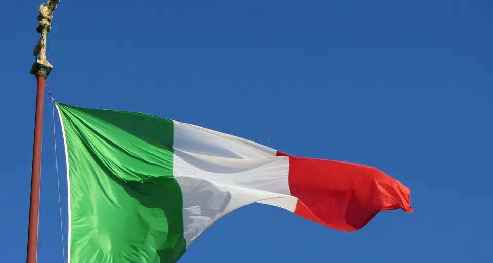 Il deputato Svp inciampa e fa cadere il tricolore