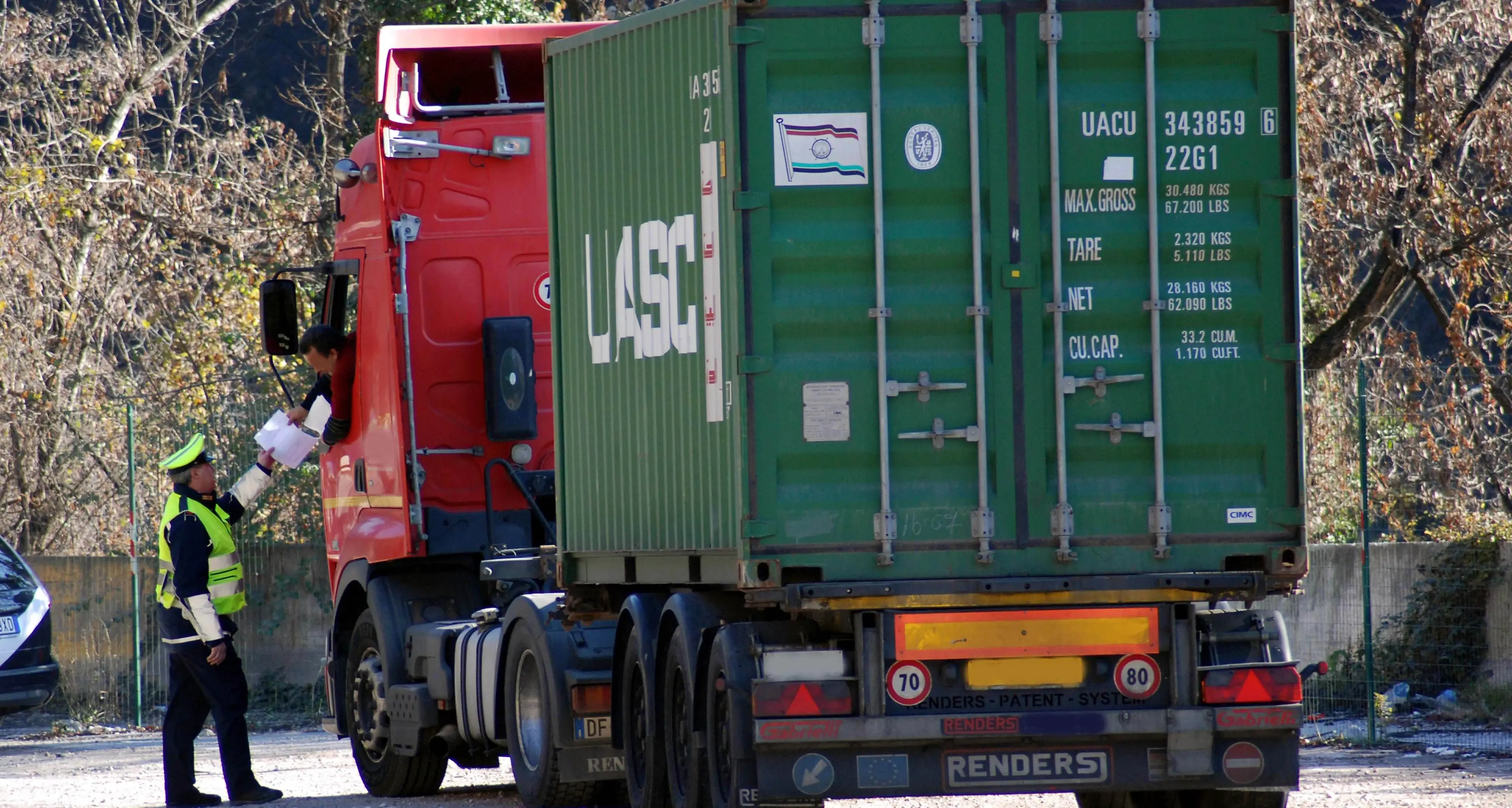 Sull'autocarro senza patente Sequestro e multa da 5mila euro